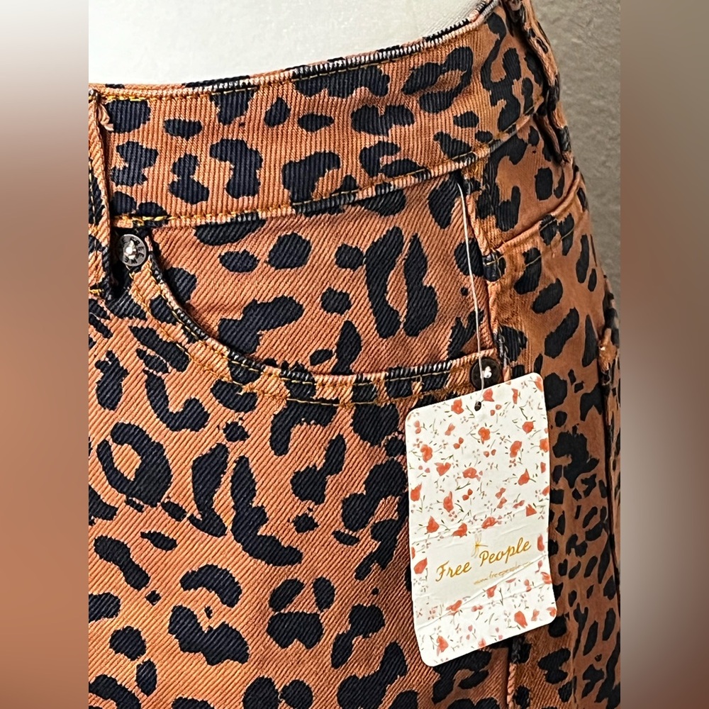 Free People NWT Leopard Print Frayed Hem Front Zip Mini Denim Skirt Size XS - Picture 3 of 14